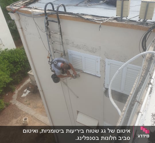 אדם מבצע איטום חלון חיצוני עם כלי עבודה